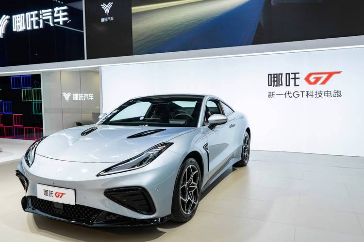 惠州227哪吒汽车在智能汽车领域的表现，领途汽车在新能源汽车市场中的影响力